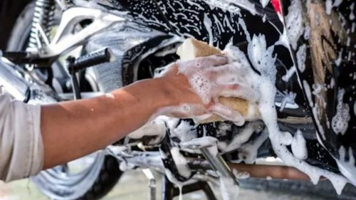 Banyak Orang Salah, Begini Cara Mencuci Motor yang Aman untuk Mesin