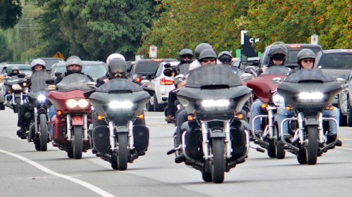 Daftar Sinyal Pengendara Motor yang Wajib Diketahui Saat Berkendara Berkelompok