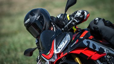 Cara Nyaman Naik Motor di Musim Hujan