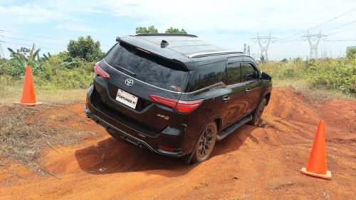 Toyota, Toyota Fortuner, Mitsubishi, Mitsubishi Pajero Sport, Mitsubishi Pajero, Toyota Fortuner vs Mitsubishi Pajero Sport: Mana yang Lebih Nyaman dan Terjangkau di 2025?
