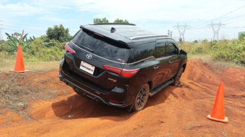 Toyota, Toyota Fortuner, Mitsubishi, Mitsubishi Pajero Sport, Mitsubishi Pajero, Toyota Fortuner vs Mitsubishi Pajero Sport: Mana yang Lebih Nyaman dan Terjangkau di 2025?