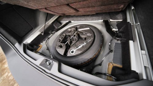 Tak Terduga! 5 Tempat Paling Unik Produsen Menyimpan Ban Mobil