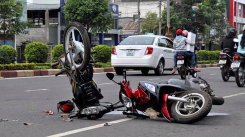 Video Detik-detik Pemotor Lawan Arah di Bogor Tewas Tertabrak Mobil