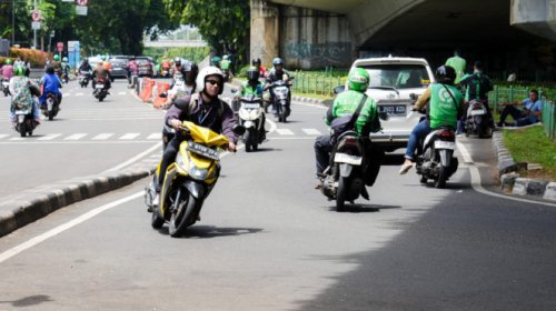 Video Detik-detik Pemotor Lawan Arah di Bogor Tewas Tertabrak Mobil