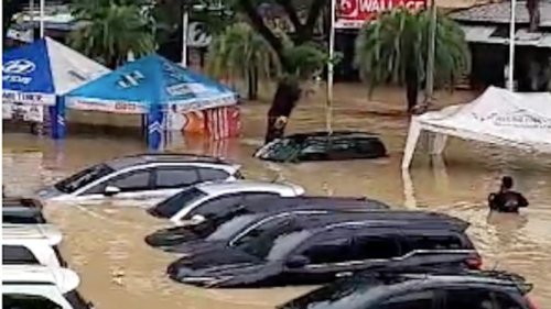 Jangan Panik, Ini yang Harus Dilakukan Jika Mobil Mogok Saat Banjir