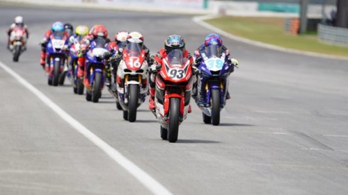 Bendera Merah Putih Dikibarkan Pembalap AHRT di Sepang