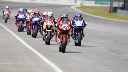 Bendera Merah Putih Dikibarkan Pembalap AHRT di Sepang