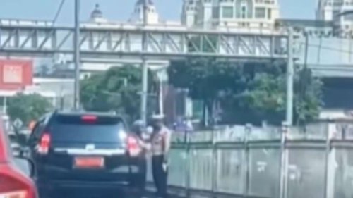 Viral Mobil Dinas Masuk Jalur Transjakarta dan Diberi Hormat, Polisi: Tetap Ditilang