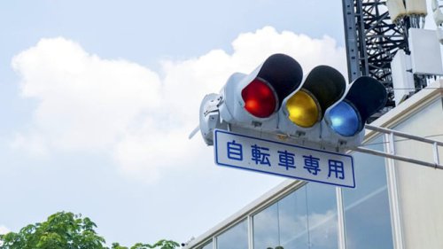 Mengapa Lampu Lalu Lintas di Jepang Berwarna Biru, Bukan Hijau?
