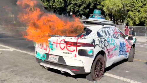 Sejumlah Mobil Otonom Dibakar Massa Saat Kerusuhan Los Angeles