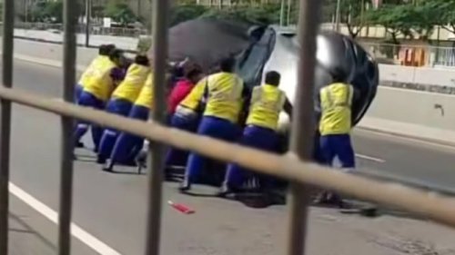 Kecelakaan Ferrari Purosangue Terguling dari Truk Towing Bisa Ditanggung Asuransi?