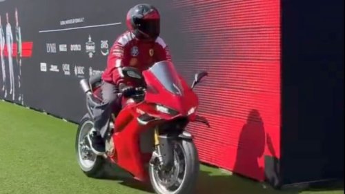 Juara Dunia F1 Lewis Hamilton Pertama Kali Pakai Motor Ducati, Ada Apa?