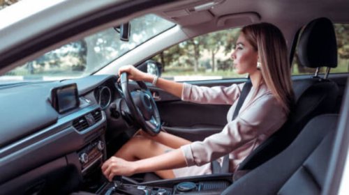 Ada Wanita yang Kabur dengan Mobil Minivan, Melaju Lebih Cepat dari Polisi!