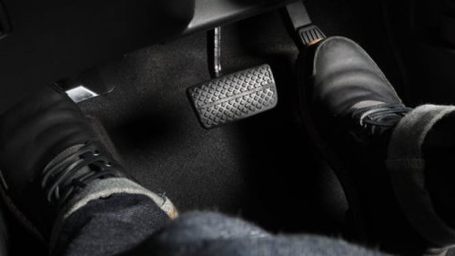 Ternyata Gara-gara Ini Pengguna Mobil Matik Gak Boleh Pakai Dua Kaki