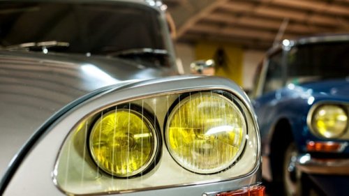 Kisah Unik Mobil Tua Memakai Lampu Warna Kuning