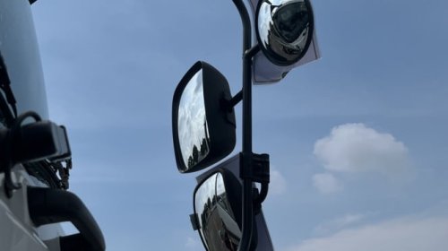 Bukan Aksesori, Ternyata Ini Alasannya Kaca Spion Truk Ada Tiga
