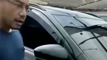 Hadang Polisi di Tengah Pengawalan Darurat, Pengemudi Mobil Tuai Kecaman