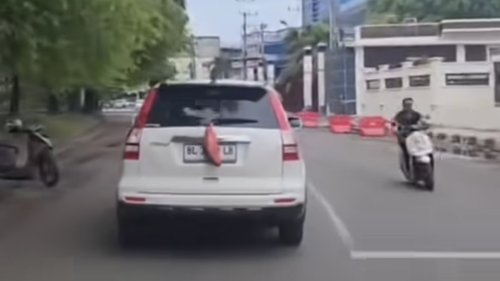 Viral! Kantong Merah Gantung di Belakang Mobil, Warganet Terkecoh dengan Isinya