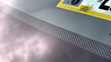 Bukan Hiasan, Ini Fungsi Titik Hitam di Kaca Mobil