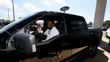 Mobil Butut Pria Ini Tiba-tiba Diganti Baru oleh Diler