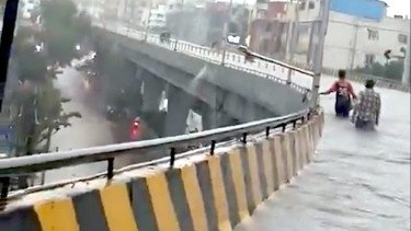 Diguyur Hujan Deras, Flyover Ini Sampai Kena Banjir Sepinggang