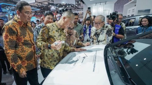Agus Gumiwang Tandatangani STARGAZER Cartenz X, Wujud Apresiasi Upaya Hyundai Dorong Produksi Lokal