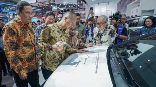 Hyundai Stargazer, Hyundai, Agus Gumiwang Tandatangani STARGAZER Cartenz X, Wujud Apresiasi Upaya Hyundai Dorong Produksi Lokal