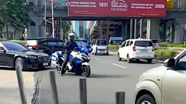 Viral Mobil Mewah Dikawal Petugas Lawan Arus di Rasuna Said