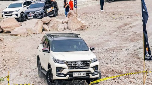 Toyota, Toyota Fortuner, Puluhan Toyota Fortuner Uji Kemampuan di Bukit Aslan