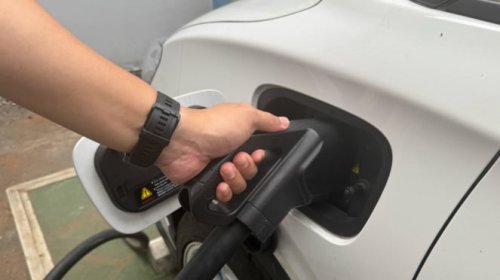 Biaya Operasional Mobil Diesel vs EV Selisihnya Bisa Rp20 Juta