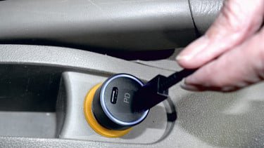 Sering Cas HP di Mobil? Hati-Hati, Bisa Kena Risiko Ini