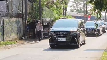 Rombongan Pejabat Melintas di Jalan Tambalan, Netizen Bahas Suspensi Mobil