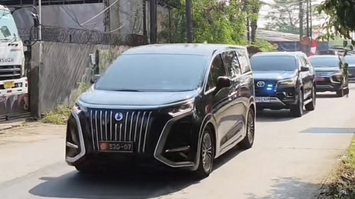 Rombongan Pejabat Melintas di Jalan Tambalan, Netizen Bahas Suspensi Mobil