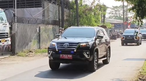 Rombongan Pejabat Melintas di Jalan Tambalan, Netizen Bahas Suspensi Mobil