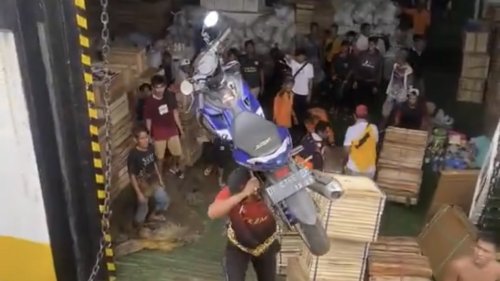 Angkat Motor 118 Kg di Pundak, Buruh Pelabuhan Ini Bikin Netizen Takjub