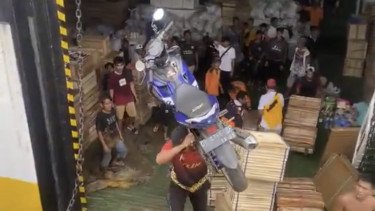 Angkat Motor 118 Kg di Pundak, Buruh Pelabuhan Ini Bikin Netizen Takjub