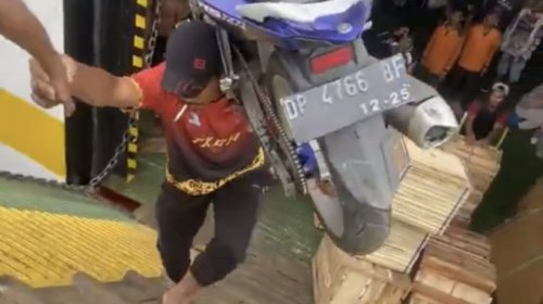 Angkat Motor 118 Kg di Pundak, Buruh Pelabuhan Ini Bikin Netizen Takjub