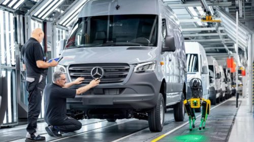 Tak Hanya Mobilnya yang Canggih, Kini Mercedes-Benz Gunakan Anjing Robot di Pabriknya!