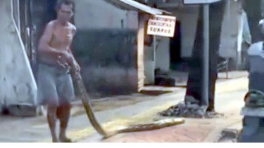 Warga Jaktim Halau Pemotor Lewat Trotoar Pakai Ular Piton