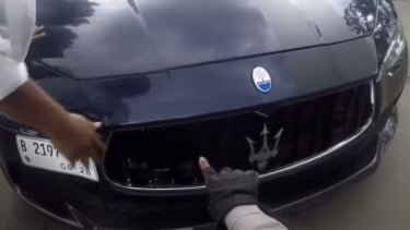 Mobil Mewah Pakai Pelat Motor dan Pajak Mati Coba Suap Polisi, Netizen Malah Gagal Fokus