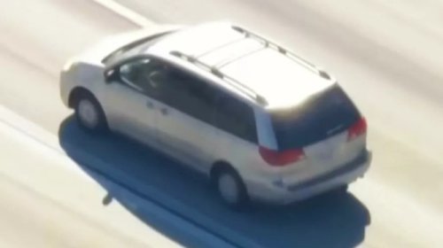 Ada Wanita yang Kabur dengan Mobil Minivan, Melaju Lebih Cepat dari Polisi!