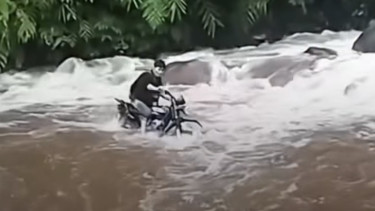 Coba Nantang Alam, Motor Pemuda Ini Keburu Disambar Arus
