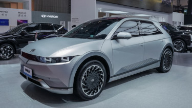 Daftar Mobil Listrik 2026 dengan Pengisian Baterai Paling Ngebut di Indonesia