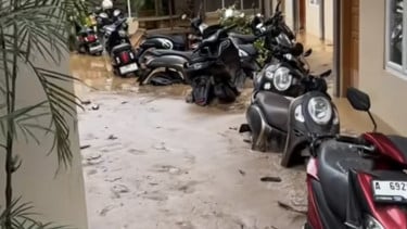 Banjir Sisakan Lumpur Tebal, Puluhan Motor Terjebak di Area Permukiman Sumbar