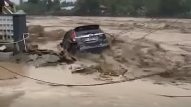 Hindari 4 Kesalahan Fatal Saat Mobil Terendam Banjir