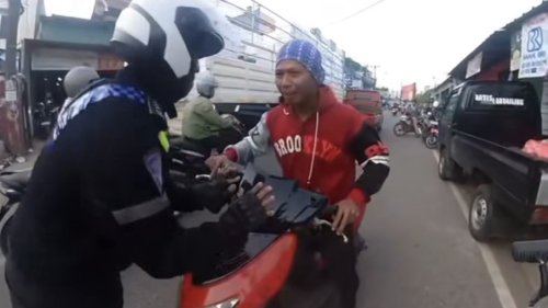 Pemotor Ngotot Lawan Arus, Polisi Sampai Angkat Ban Motor