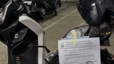 Petugas Pajak Gerebek Parkiran Stasiun, Motor Nunggak Langsung Ditempeli Surat “Cinta”