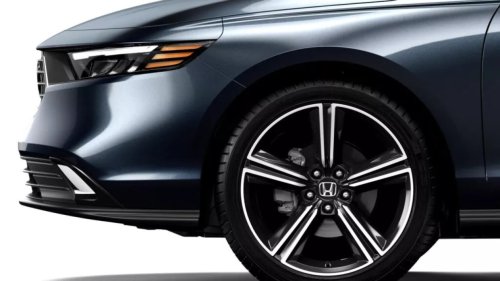 Ada Mobil Sedan Premium Hadir dengan Fitur Baru