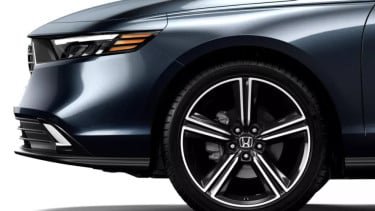 Ada Mobil Sedan Premium Hadir dengan Fitur Baru