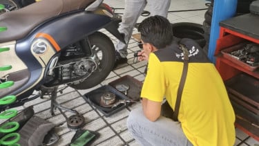 Jangan Sepelekan Ban Belakang Motor Matik Goyang, Ini Biang Keladinya